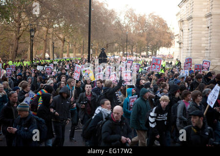 Studenten protestieren und Zusammenstoß mit der Polizei über Wartung und Grant Kürzungen und gegen Erhöhung der Studiengebühren in London Stockfoto