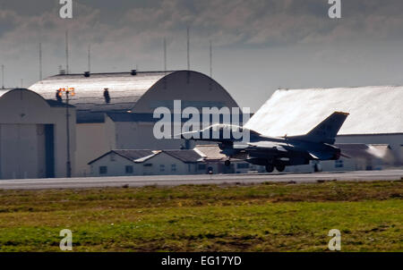 US Air Force Captain Chris Nations, einem 14. Fighter Squadron Standardisierung und Auswertungen Officer und Staff Sgt Bernard Mutz, einem 35. Bauingenieur-Geschwader Bereitschaft und Notfall-Manager nehmen Sie in einem Flugzeug f-16 Fighting Falcon in Misawa Air Base, Japan, 22. Oktober 2010. Sergeant Mutz sagte, er freute sich, im Herbst in den Bergen von Hokkaido während seines Fluges Farben die erwarb er durch hervorragenden Service, während die Flügel zugeordnet.  Staff Sgt Samuel Morse Stockfoto