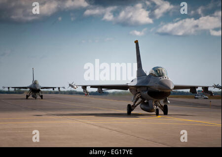 US Air Force Captain Chris Nations, einen 14. Fighter Squadron Standardisierung und Auswertungen Officer und Staff Sgt Bernard Mutz, ein 35. Bauingenieur-Geschwader Bereitschaft und Notfall-Manager, taxi nach einem gehärteten Flugzeug Tierheim in einer f-16 Fighting Falcon Flugzeuge nach einem Incentive Flug in Misawa Air Base, Japan, 22. Oktober 2010. Sergeant Mutz sagte, dass der Flug gab ihm ein neues Verständnis und Respekt für das, was Piloten tun. Der 35. Kämpfer-Flügel verleiht Incentive Flüge hervorragende Flieger jedes Jahr für ihre hervorragende Arbeit und ihr Engagement belohnen.  Staff Sgt Samuel Morse Stockfoto