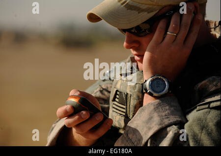 US Air Force Staff Sgt Matthew Rowley aus der 13. Air Support Operations Squadron sammelt Informationen in Luftnahunterstützung als Teil der Falcon Air treffen 2010 in der Nähe von Azraq, Jordanien, 25. Oktober 2010 aufgerufen.  Das Falcon Air Meet dient zur Verbesserung der internationalen militärischen Beziehungen und gemeinsamen Flugbetrieb.  Staff Sgt Eric Harris Stockfoto