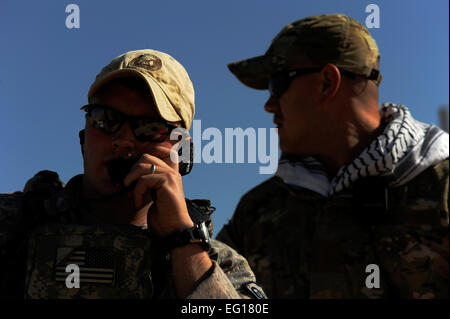 US Air Force Staff Sgt Matthew Rowley, 13. Air Support Operations Squadron, Kontakte Luft Vermögenswerte in Luftnahunterstützung als Teil des Falcon Air treffen 2010 in der Nähe von Azraq, Jordanien, 25. Oktober 2010 aufgerufen.  The Falcon Air Meet dient zur Verbesserung der internationalen militärischen Beziehungen und gemeinsamen Flugbetrieb.  Staff Sgt Eric Harris Stockfoto