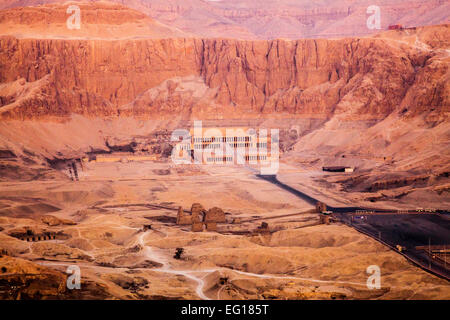 Luftaufnahme der Tempel der Königin Hatshepsut in Deir el-Bahari am Westufer des Nils bei Sonnenaufgang. Stockfoto