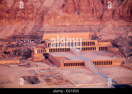 Luftaufnahme der Tempel der Königin Hatshepsut in Deir el-Bahari am Westufer des Nils bei Sonnenaufgang. Stockfoto