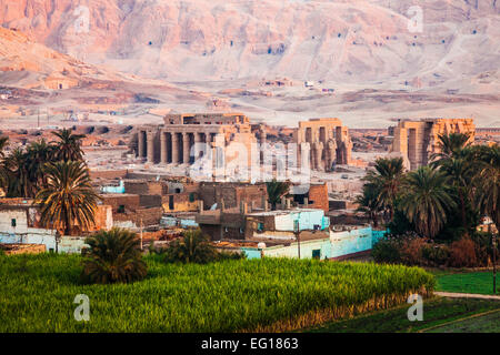 Luftaufnahme von dem Ramesseum am Westufer des Nils in Ägypten bei Sonnenaufgang. Stockfoto