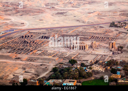 Luftaufnahme von dem Ramesseum am Westufer des Nils in Ägypten bei Sonnenaufgang. Stockfoto