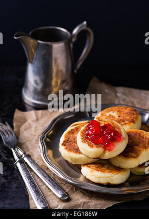 Quark-Pfannkuchen mit Johannisbeeren Marmelade auf Vintage Metallplatte, selektiven Fokus Stockfoto