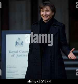 Vereinigtes Königreich, London: Russische Witwe des ehemaligen KGB-Spion Alexander Litvinenko, Marina (R) fotografiert verlassen Royal Courts of Justice nach dem Gewinn der Unterstützung der Richter am High Court, eine öffentliche Anhörung für den Tod ihres Mannes im Zentrum von London am 11. Februar 2014 haben Stockfoto