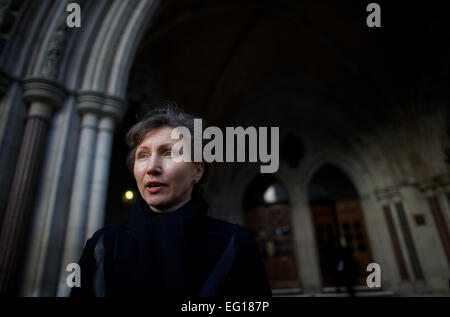 Vereinigtes Königreich, London: Russische Witwe des ehemaligen KGB-Spion Alexander Litvinenko, Marina (R) fotografiert verlassen Royal Courts of Justice nach dem Gewinn der Unterstützung der Richter am High Court, eine öffentliche Anhörung für den Tod ihres Mannes im Zentrum von London am 11. Februar 2014 haben Stockfoto