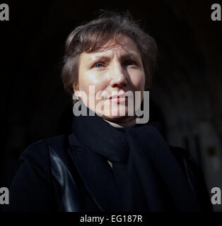 Vereinigtes Königreich, London: Russische Witwe des ehemaligen KGB-Spion Alexander Litvinenko, Marina (R) fotografiert verlassen Royal Courts of Justice nach dem Gewinn der Unterstützung der Richter am High Court, eine öffentliche Anhörung für den Tod ihres Mannes im Zentrum von London am 11. Februar 2014 haben Stockfoto