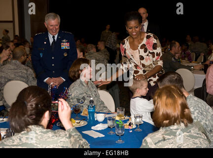 First Lady Michelle Obama und US Air Force General Roger A. Brady, Kommandeur US-Air Force in Europa, besuchen Sie mit Service-Mitglieder und deren Familien bei einem Veterans Day Dinner, Ramstein AB, Deutschland, 11. November 2010. Die First Lady hat einen überraschenden Besuch Ramstein bei ihrer Rückkehr von einer neun-Tage-Tour von Asien, zeigen Sie ihre Unterstützung für Militärangehörige und ihre Familien während dieser Veterans Day.  TSgt Wayne Clark veröffentlicht Stockfoto