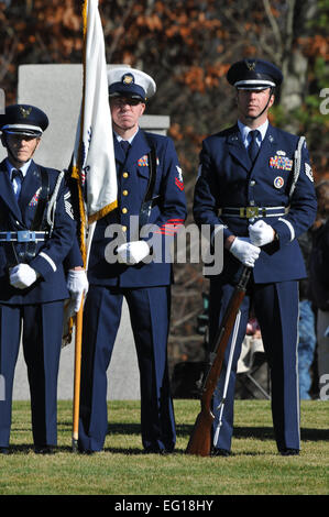 Senior Master Sergeant Alice M. Belanger links und Technical Sergeant Robert L. Rojek richtigen Stand mit einem Mitglied der United States Coast Guard während der jährlichen Veterans Day Zeremonie auf dem New Hampshire State Veteranen Cemetery in Seilfahrt, NH am 11. November 2010.  Sergeants Belanger und Rojek sind beide Mitglieder der Basis Ehren Wache am Pease Air National Guard Base, N.H.  US Air Force Foto/Staff Sgt. Curtis J. Lenz Stockfoto