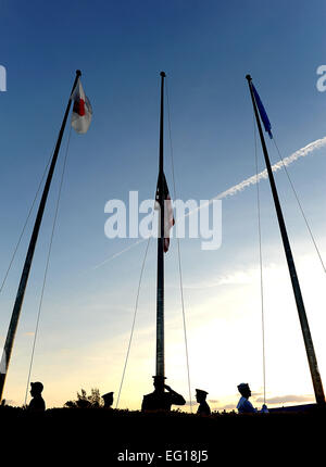 US-Soldaten, Matrosen, Piloten und Marines hissen die amerikanische Flagge während einer Veteranen-Tag Zeremonie an Kadena Air Base, Okinawa, Japan, 11. November 2010.  Staff Sgt Christopher Hummel Stockfoto