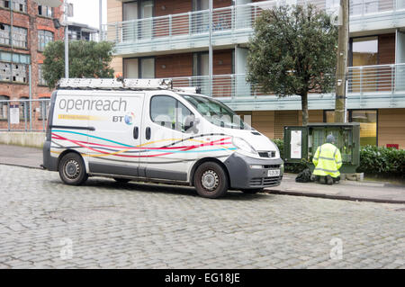 BT-Service Internet reparieren van mit einem Ingenieur Befestigung die Internet-Verbindung Stockfoto