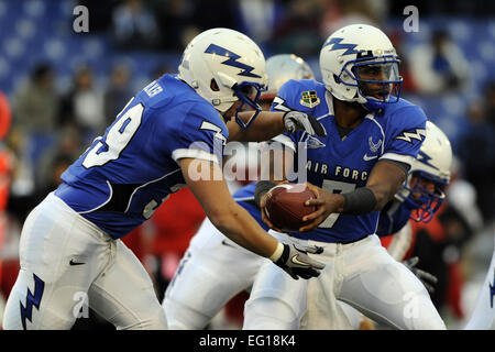 US Air Force Academy Senior Runningback Nathan Walker nimmt die Übergabe von Quarterback Tim Jefferson während der ersten Hälfte Aktion gegen die New Mexico Lobos im Falcon Stadium in Colorado Springs, Colorado, 13. November 2010.  Die Falken besiegt New Mexico 48-23.   Mike Kaplan Stockfoto