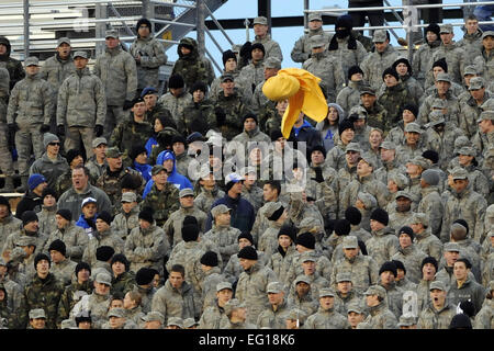 Kadetten der US Air Force Academy werfen um ihre Version einer Strafe Flagge während der ersten Hälfte Aktion gegen die New Mexico Lobos im Falcon Stadium in Colorado Springs, Colorado, 13. November 2010.  Die Falken besiegt New Mexico 48-23.  Mike Kaplan Stockfoto