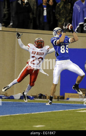 US Air Force Academy Junior Wide Receiver Zach Kauth reißt einen Pass für einen Touchdown gegen die New Mexico Lobos im Falcon Stadium in Colorado Springs, Colorado, 13. November 2010.  Kauth beendete das Spiel mit einem Touchdown auf zwei Durchgänge für 36 yds als der Falken besiegt New Mexico 48-23. Die Falcons, 7-4 insgesamt und 4-3 in der Mountain West Conference, aus der regulären Saison gegen Las Vegas am 20. November 2010 geschlossen.  Luftwaffe Foto von Mike Kaplan Stockfoto