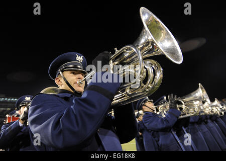 Die Air Force Academy Drum und Bugle Corps führt während der Halbzeit bei der Luftwaffe vs. New Mexiko-Football-Spiel im Falcon Stadium in Colorado Springs, Colorado, 13. November 2010.  Die Falken besiegt die Lobos 48-13. Die Falcons glattstellen 7-4 insgesamt und 4-3 in der Mountain West Conference, der regulären Saison gegen Las Vegas am 20. November 2010.  Mike Kaplan Stockfoto