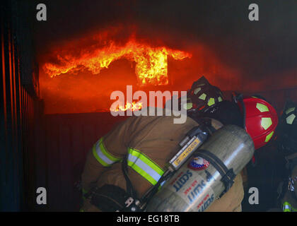 Fort-Sam Houston Feuerwehrleute trainieren im Umgang mit Überschlag auf der Lackland Air Force Base, Texas, Flashover-Trainer 16. November 2010. Alle Joint Base San Antonio Flashover-Training ist auf Lackland Air Force Base durchgeführt.  Robbin Cresswell Stockfoto