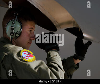 US Air Force Tech Sgt. Nathan McAdams, einem fliegenden Crewchief mit 86. Aircraft Maintenance Squadron, Air Force Base in Ramstein, Deutschland, führt Post-Flight-Checks von c-130 Hercules Motor Auspuffanlagen nach Landung auf der Nellis Air Force Base, Nevada, während eine Mobilität Luftwaffen Übung auf der Nevada Test und Trainingsbereich, 17. November 2010 statt. Rund 40 c-17 Globemaster III und c-130 Hercules Frachtflugzeuge werden in Antenne Formationen, Luft und Boden Operationen durchzuführen, im Rahmen einer halbjährlichen, US Air Force Weapons School montieren.  Techn. Sgt. Michael R. Holzworth Stockfoto