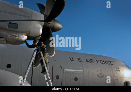 US Air Force Tech Sgt. Nathan McAdams, einem fliegenden Crewchief mit 86. Aircraft Maintenance Squadron, Air Force Base in Ramstein, Deutschland, führt Post-Flight-Checks von einer c-130 Hercules Motor Aufnahme nach Landung auf der Nellis Air Force Base, Nevada, während eine Mobilität Luftwaffen Übung auf der Nevada Test und Trainingsbereich, 17. November 2010 statt. Rund 40 c-17 Globemaster III und c-130 Hercules Frachtflugzeuge werden in Antenne Formationen, Luft und Boden Operationen durchzuführen, im Rahmen einer halbjährlichen, US Air Force Weapons School montieren.  Techn. Sgt. Michael R. Holzworth Stockfoto