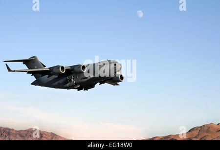 Ein Flugzeug der US Air Force c-17 Globemaster III fährt von Nellis Air Force Base, Nevada, während eine Mobilität Luftwaffen Übung über Nevada Test und Trainingsbereich, 17. November 2010 statt. Rund 40 c-17 Globemaster III und c-130 Hercules Frachtflugzeuge werden in Antenne Formationen, Luft und Boden Operationen durchzuführen, im Rahmen einer halbjährlichen, US Air Force Weapons School montieren.  Senior Airman Brett Clashman Stockfoto