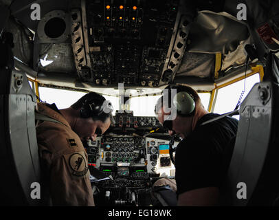 US Air Force Captain Justin Lafrance, 340. Expeditionary Air Refueling Squadron und 1st Lt. Alex Williams durchführen Vorflugkontrollen auf einem KC-135 Stratotanker an einem unbekannten Ort im Südwesten Asien vor einer Mission zur Unterstützung der Operation New Dawn, 18. November 2010.  Capt Lafrance und Lt. Williams sind von McConnell Air Force Base, kan bereitgestellt.   von Staff Sgt Eric Harris Stockfoto