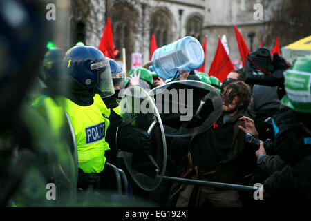 Student clasing mit der Polizei während Studentenprotest in London Stockfoto