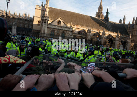 Student clasing mit der Polizei während Studentenprotest in London Stockfoto