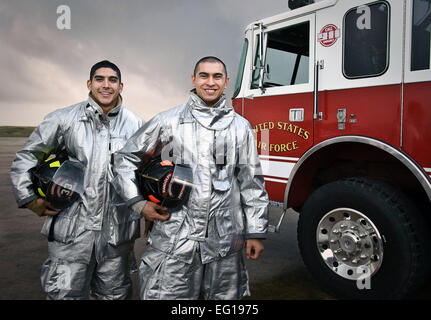 US Air Force Staff Sgt Jacob Martinez und Flieger 1. Klasse John Evans mit der 902nd Bauingenieur-Abteilung Feuerwehr bei Randolph Air Force Base, Texas, wurden von den Top 3 für die Professionalität Performer Auszeichnung in Anerkennung ihrer herausragenden persönlichen und fachlichen Führung 29. November 2010 ausgewählt.  Steve Thurow Stockfoto