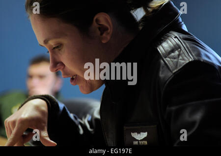 US Air Force Captain Jamie Denton, ein B - 52H Stratofortress Pilot zugewiesen der 20. Bomb Squadron, Bewertungen, am nächsten Tag Mission mit ihren Besatzungen plant 1. Dezember 2010, Barksdale Air Force Base, Louisiana Kapitän Denton ist der Flugkapitän für die Mission. Sie ist dafür verantwortlich, dass alle Crew-Mitglieder über ihre Teile des Auftrags informiert sind.  Staff Sgt Manuel J. Martinez Stockfoto