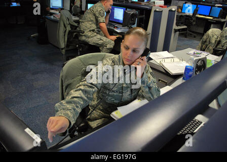 Dahin-Staff Sgt. Crystal Moronta, ein Gefechtsstand Controller für die 618th Luft und Raumfahrt-Kontrollzentrum, koordiniert von der 618th AOC Operationen Stock an Scott AFB, Ill., in dieser Datei Foto eine Air Mobility Command Luftbrücke Mission.   Capt Justin Brockhoff Stockfoto