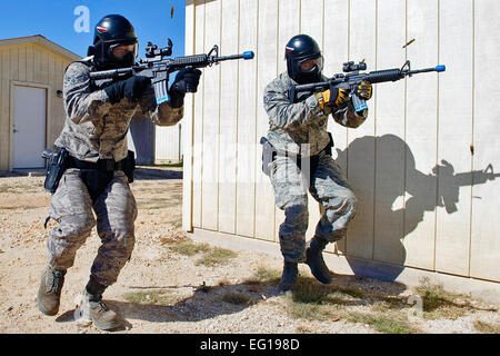 US Air Force Airman 1st Class Karl Goodwin und US Air Force Staff Sgt Chris Ruiz voraus während einer Übung 4. Dezember 2010, Randolph Air Force Base, Texas, durchgeführt von der 902nd Sicherheit Kräfte Squadron. Feuerwehr und Sicherheit zwingt Mitglieder erfahrene Aspekte der jeweils anderen Arbeitsplätze während der Übung. Airman Goodwin und Sergeant Ruiz sind Feuerwehrleute mit der 902nd Bauingenieur-Abteilung.  Steve Thurow Stockfoto