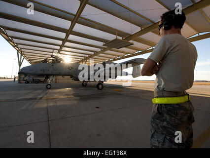 US Air Force Senior Airman Wade McFarland, Crewchief mit 23. Aircraft Maintenance Squadron von Moody Air Force Base, Georgia, schaut zu, wie 74. Fighter Squadron a-10 Thunderbolt II bereitet her einer Ausbildungsmission während Green Flag West 11-2 Übung am Nellis Air Force Base in Nevada, Dez. 6 abzuweichen. Green Flag-West bietet eine realistische Luft-Land Integration Trainingsumgebung für Kräfte zur Unterstützung weltweit Kampfhandlungen vorbereiten.  Senior Airman Brett Clashman Stockfoto