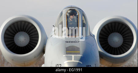 Ein Pilot mit der 442nd Kämpfer-Flügel sitzt auf der Rampe in seiner a-10 Thunderbolt II, während Crew Chiefs eine heiße Grube tanken für seine Flugzeuge Whiteman Air Force Base, Mo., am 8. Dezember 2010 durchführen.  Heiße Grube zu tanken ist ein Eingriff in der Regel in einer Kampfsituation Flugzeuge schnell tanken, während Motoren laufen, um Piloten Schub zurück in den Kampf.  Die Techniker mit der 442nd Kämpfer-Flügel praktizieren dieses Verfahren, um ihre Fähigkeiten scharf zu halten.  DoD-Foto von Senior Airman Kenny Holston, US Air Force.  Veröffentlicht Stockfoto