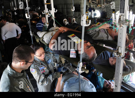 US Air Force Captain Majella Vito, ein Flug-Krankenschwester mit der 944th Aeromedical Staging-Geschwader und US Air Force Staff Sgt Christopher Martin, Atemtherapeutin von Luke Air Force base, Arizona, überprüfen der Vitalfunktionen von simulierten Naturkatastrophe Opfer während einer interinstitutionellen Übung. Die Übung ist Teil eines Bundes Koordinationszentrum Übung und natürliche Katastrophe Medizinsystem Bohrer beim Phoenix Sky Harbor Air National Guard Base, Phoenix.  Staff Sgt Michael Matkin Stockfoto