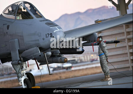 US Air Force Senior Airman Edwin Watkins, Crewchief mit der 23. Aircraft Maintenance Squadron, kommuniziert mit US Air Force Lieutenant Colonel Jim Clark, der 74. Fighter Squadron-Kommandant, während Durchführung vor dem Flug auf eine a-10 Thunderbolt II eine Ausbildungsmission während der Green Flag West 11-2 Übung am Nellis Air Force Base in Nevada, 10. Dezember 2010 überprüft. Airman Watkins und Colonel Clark sind von Moody Air Force Base, Georgia, und werden in Nellis zur Unterstützung der Green Flag-West bereitgestellt. Green Flag-West bietet eine realistische Luft-Land Integration Trainingsumgebung für Kräfte unterstützen wird vorbereitet Stockfoto