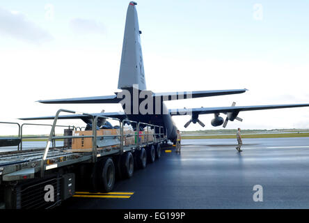 US Air Force Piloten aus der 36. Airlift Squadron aus Yokota Air Base, Japan, laden Boxen der gespendeten waren im Wert von mehr als 93.000 $ auf eine c-130 Hercules-Flugzeuge vor dem Abflug von Andersen Air Force Base, Guam, Dez. 14, während Betrieb Weihnachten fallen 2010. In diesem Jahr werden mehr als 60 Boxen, einem Gewicht von mehr als 20.000 Pfund insgesamt 55 Inseln gelöscht. Betrieb Weihnachten Drop ist die Air Force am längsten laufende humanitäre Kampagne, die im Jahre 1952 begann. Flieger heute setzen die Tradition fort, die Versorgung zu entlegenen Inseln des Commonwealth der nördlichen Marianen Stockfoto