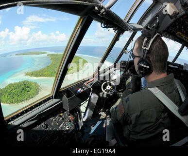 US Air Force Captain Phillip Newman, ein 36. Airlift Squadron c-130 Hercules Pilot Yokota Air Base in Japan, blickt auf die Yap-Inseln 14 Dezember während der Operation Christmas Drop 2010. Flieger aus dem 36. Flügel bei Andersen Air Force Base, Guam und die 36. Airlift Squadron kommen zusammen jedes Jahr als Teil einer Übung, Tausende von Pfund von gespendeten Versorgungsmaterialien über die mikronesischen Inseln fallen. In diesem Jahr mehr als 60 Boxen, mit einem Gewicht von mehr als 20.000 Pfund insgesamt wird auf 55 Inseln gesunken.  Senior Airman Nichelle Anderson Stockfoto