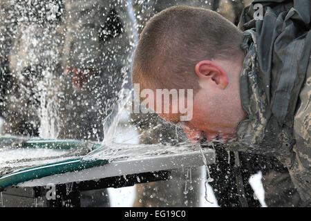 US Air Force Airman 1st Class Thomas Hearton wäscht Oleoresin Capsicum Spray von seinem Gesicht 5. Januar 2011, auf der Hill Air Force Base in Utah. Das Spray wird verwendet, um Einzelpersonen vorübergehend außer Gefecht zu setzen und alle Sicherheitskräfte Flieger erhalten dieses Training bei der Ankunft in ihrer Staffel. Best ist das 75. Sicherheit Kräfte Geschwader zugewiesen.  Staff Sgt Tim Chacon Stockfoto