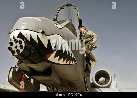 US Air Force major Loren Coulter, eine a-10 Piloten zum 75. Expeditionary Kämpfer-Geschwader zugewiesen wird ein US-Air Force A - 10 C Thunderbolt II am Kandahar Flugplatz, Afghanistan, 11. Januar 2011 beendet. Der Jagdstaffel zog ihr Vermögen auf die andere Seite von der Fluglinie, markieren die erste von vielen Zügen in Richtung Konsolidierung der 451st Air Expeditionary Wing Missionen.  Senior Airman Willard E. Grande II Stockfoto