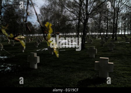 AJAXNETPHOTO. BOURDON, SOMME, FRANKREICH. -KRIEGSGRÄBER - DEUTSCHE WELT KRIEG ZWEI SOLDATENFRIEDHOF MIT BLICK AUF DEN FLUSS SOMME. FOTO: JONATHAN EASTLAND/AJAX REF: DP1 80904 49 Stockfoto