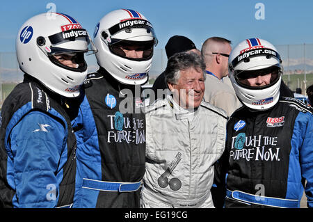 Vierzeit Indianapolis 500 Rennsieger Mario Andretti dauert einen Augenblick zwischen Probefahrten, Autogramme und Fotos während der Indy 500 Centennial Tour Jan.19, 2011, auf der Incirlik Air Base, Türkei. Mehr als 30 Personen wurden ausgewählt, um in das Indy 500-Rennen-Auto fahren. Die Mehrheit der Gewinner wurden aus einer Zeichnung und der Rest waren von ihrer ersten Sergeants gewählt. Die Indy 500 Centennial Tour, koordiniert von Moral Unterhaltung Stiftung und Armed Forces Entertainment in Verbindung mit der IZOD-Indy-Car-Serie und dem Indianapolis Motor Speedway ist eine 10-tägige Moral-Reise nach Europa eine Stockfoto