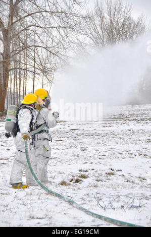 US Air Force Piloten 1. Klasse Josh Lupidi und Sam Tuscany, beide 92. Bauingenieur-Geschwader Feuerwehrleute üben Supression Techniken bei Fairchild Air Force Base, Washington, 20. Januar 2011.  Airman 1st Class Mary Norenberg Stockfoto