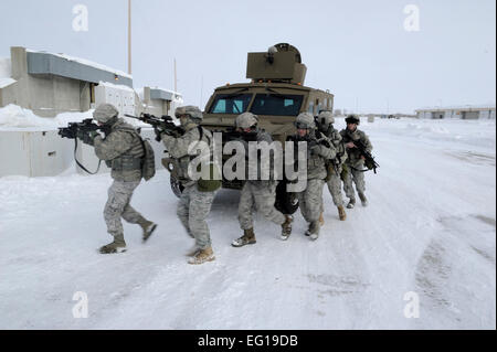 US Air Frce Sicherheitskräfte Flieger Fortschritt in Richtung einer Tür während einer Übung 24. Januar 2011, Minot Air Force Base, N.D. Die Flieger sind das 5. Sicherheit Kräfte Geschwader zugewiesen.  Senior Airman Michael J. Veloz Stockfoto