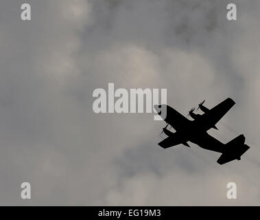 Ein US-Air Force AC-130U Gunship aus der 4. Special Operations Squadron zieht 3. Februar 2011, für eine lokale Ausbildungsmission in Hurlburt Field, Florida Die AC-130U "Spooky" Gunship ist die Hauptwaffe des Air Force Special Operations Command. Seine Hauptaufgaben sind Luftnahunterstützung, air Interdiction und bewaffnete Aufklärung. Das U-Modell ist eine verbesserte Version des H und ist mit Seite feuern, trainierbar 25 mm, 40 mm und 105 mm Kanonen ausgestattet.  Master Sgt. Jeremy T. Lock Stockfoto