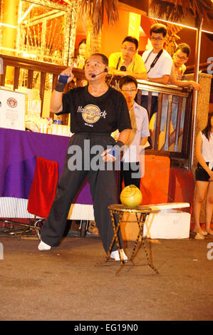 Ho Eng Hui, Kung-Fu-Meister, bricht Kokosnuss mit Zeigefinger, beliebte Show in der Jonker Street, Malacca, malaysia Stockfoto