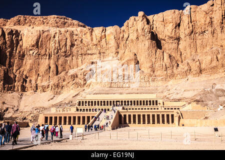 Der Tempel der Königin Hatshepsut in Deir el-Bahari am Westufer des Nils. Stockfoto