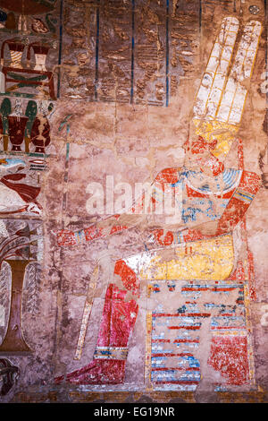 Farbige Relief Darstellung des Gottes Amun im Tempel der Königin Hatshepsut in Deir el-Bahari in Ägypten. Stockfoto