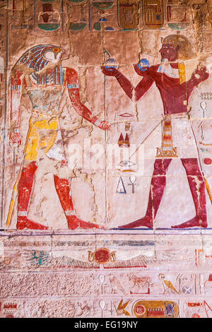 Thutmosis III macht ein Angebot für den Gott Horus oder Seker in der Anubis-Kapelle im Tempel der Königin Hatshepsut. Stockfoto