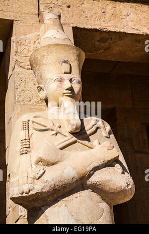 Osiride Statue im Tempel der Königin Hatshepsut in Deir el-Bahari in Ägypten. Stockfoto